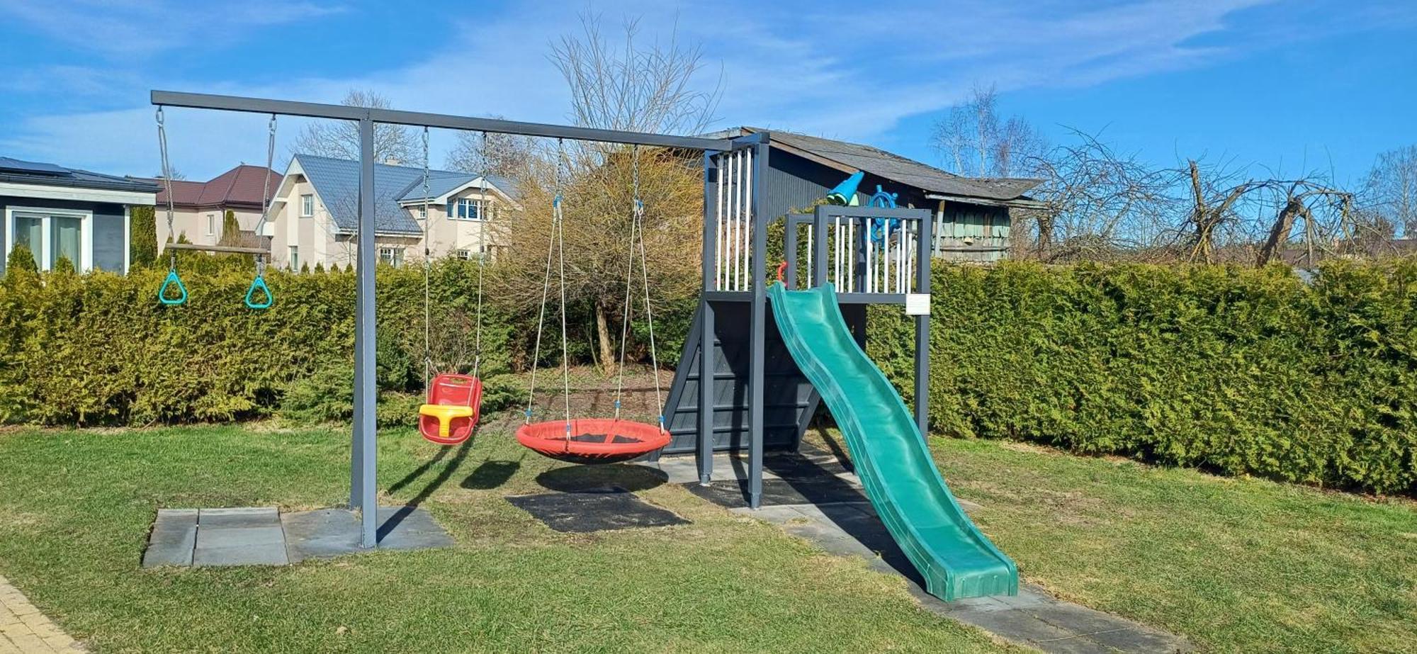 Hébergement de vacances Family Garden House With Free Private Parking & Playground