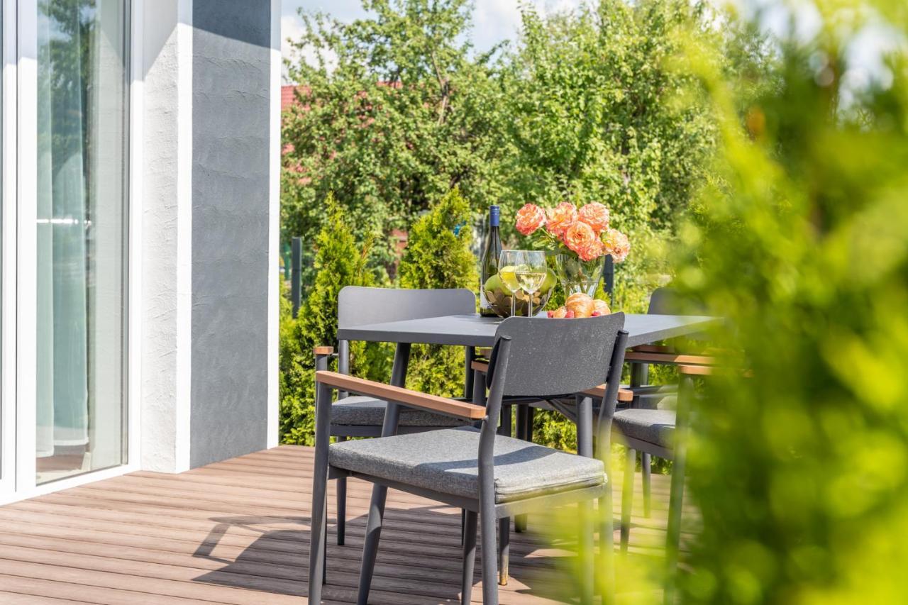 Family Garden House With Free Private Parking & Playground Vakantiehuis Riga